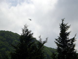 竜神平上空を旋回するヘリコプター