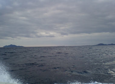 右が伊是名島で左奥に見えるのが伊平屋島。