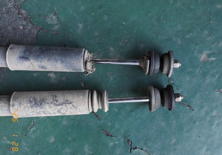 交換したショックアブソーバー