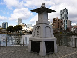 7.八軒家浜常夜灯（熊野街道説明有り））