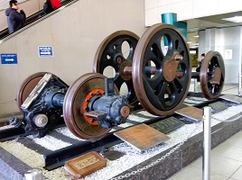 12.車輪の展示（新大阪駅正面口下）